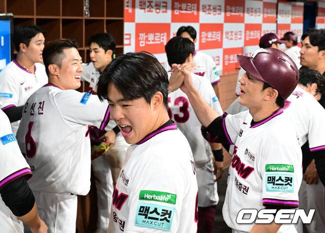 [OSEN=고척, 지형준 기자] 프로야구 키움 히어로즈가 한화 이글스 상대로 짜릿한 끝내기 승리를 거두고 연패를 끊었다.설종진 감독이 이끄는 키움은 12일 서울 잠실구장에서 열린 2026 신한 SOL KBO리그 키움과의 원정경기에서 4-3으로 승리했다.&nbsp;이날 2연패를 끊은 키움은 시즌 전적 24승40패1무를 만들었다. 반면 2연승이 끊긴 한화는 32승29패1무가 됐다.9회말 2사 1,2루에서 키움 서건창이 끝내기 안타를 날리며 동료선수들과 기뻐하고 있다. 2026.06.12&nbsp;/ jpnews@osen.co.kr