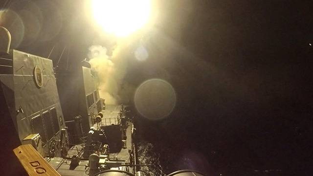 미군 중부사령부가 10일(미국 시간) 공개한 USS 마이클 머피함(DDG112)가 미상의 장소에서 토마호크 순항 미사일을 발사하는 장면. 로이터=연합뉴스