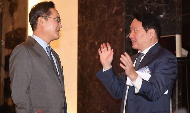 이재용 삼성전자 회장과 대한상의 회장인 최태원 SK그룹 회장이 4월 23일(현지 시간) 베트남 하노이 한 호텔에서 한-베트남 비즈니스 포럼에 앞서 열린 사전 간담회에서 대화하고 있는 모습. 뉴시스