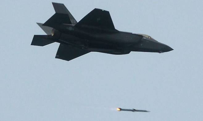 한국 공군 F-35A 전투기가가상의 공중 표적을 향해 AIM-120 암람(AMRAAM) 공대공미사일을 발사하고 있다. 뉴시스