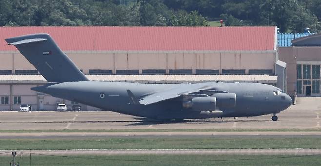 대구 공군기지에 계류 중인 UAE 수송기 - 12일 오전 대구 공군기지에 아랍에미리트(UAE) C-17 대형수송기가 계류하고 있다. 2026.6.12 연합뉴스