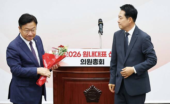 6월10일 국회에서 열린 국민의힘 원내대표 선출 의원총회에서 신임 원내대표로 당선된 정점식 의원(왼쪽)이 장동혁 대표로부터 꽃다발을 받고 있다. ⓒ시사저널 박은숙