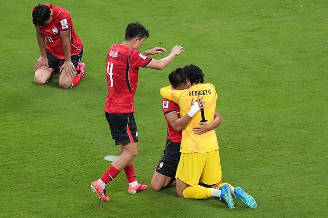 한국 축구대표팀 골키퍼 김승규가 12일 북중미월드컵 체코전 승리 후 결승골을 넣은 오현규와 끌어안으며 기뻐하고 있다. AP연합뉴스