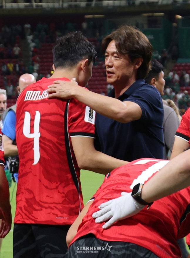 2026 북중미월드컵 A조 예선 대한민국-체코전이 12일(한국 시간) 멕시코 과달라하라 에스타디오 아크론에서 열렸다.  홍명보 감독이 2-1 승리 후 김민재를 비롯한 선수들을 격려하고 있다. /사진=김진경 대기자.