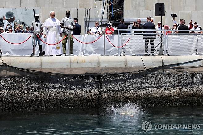 바다에서 사망한 이주민들을 위해 헌화하는 교황 [로이터=연합뉴스 자료사진. 재판매 및 DB 금지]