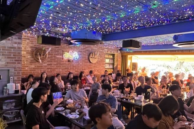 대낮 치킨집에 가득찬 손님들 (서울=연합뉴스) 12일 서울 BBQ홍대입구점을 찾은 방문객들이 치킨을 먹으며 대한민국 축구 국가대표팀 경기를 관람하는 모습. 제너시스BBQ그룹은 기존 매장 오픈 시간은 오전 11시이지만, 이날 경기 일정에 맞춰 조기에 문을 연 매장이 전체의 절반을 넘었다고 밝혔다. [제너시스BBQ그룹 제공]