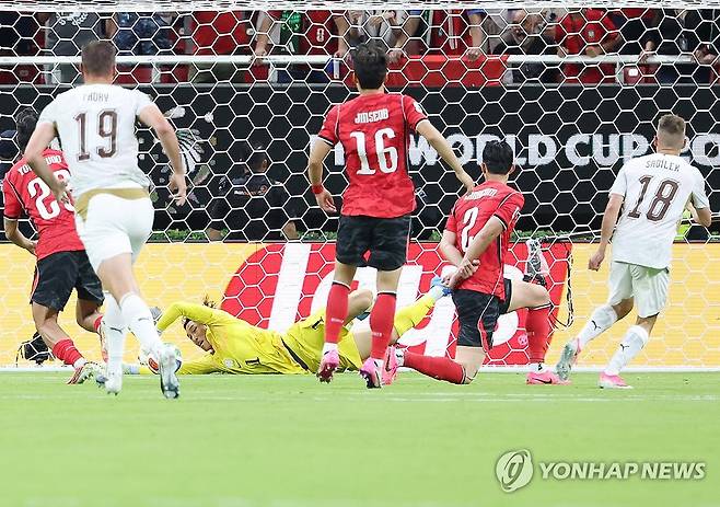 김승규의 슈퍼세이브 (사포판[멕시코 할리스코주]=연합뉴스) 신준희 기자 = 11일(현지시간) 멕시코 사포판 과달라하라 스타디움에서 열린 2026 북중미 월드컵 A조 1차전 한국과 체코의 경기.
    골키퍼 김승규가 상대 선수의 슛을 막아내고 있다. 2026.6.12 hama@yna.co.kr