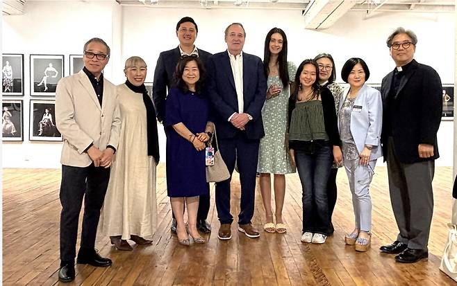 '미주 이민 1세대 한인 여성 사업가 초상 프로젝트' 훈민문화재단 원혜경(왼쪽서 3번째) 이사장이 박준(왼쪽서 1번째) 사진작가, 후원자들과 함께 전시장에서 기념촬영을 하고 있다.  [훈민문화재단 제공]