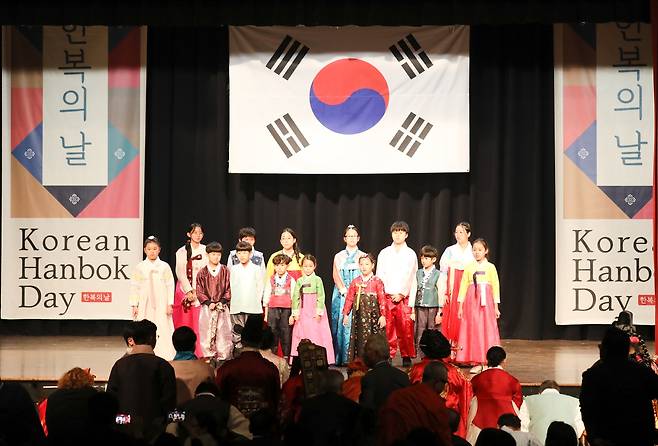 한복의 날에 한복을 입고 무대에 선 훈민학당 학생들 [훈민문화재단 제공]