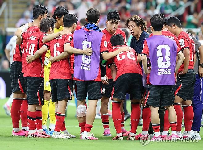 작전 지시하는 홍명보 감독 (사포판[멕시코 할리스코주]=연합뉴스) 신준희 기자 = 11일(현지시간) 멕시코 사포판 과달라하라 스타디움에서 열린 2026 북중미 월드컵 A조 1차전 한국과 체코의 경기.
    하이드레이션 브레이크 때 홍명보 감독이 작전 지시를 하고 있다. 2026.6.12 hama@yna.co.kr