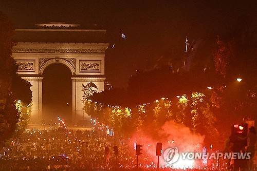 지난달 30일 PSG 우승 후 샹젤리제 대로 모인 팬들 [AFP=연합뉴스 자료사진. 재판매 및 DB 금지]
