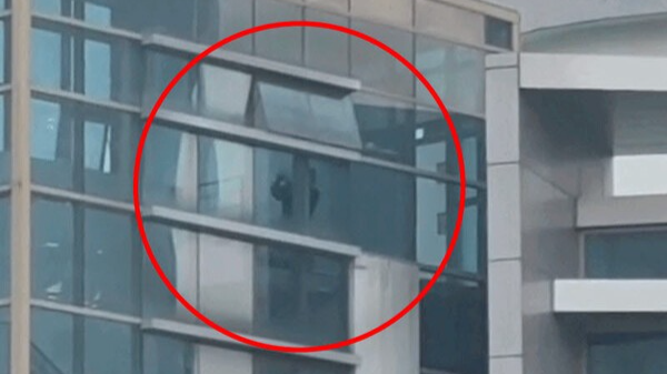 지난 10일 대구시선관위 직원이 계단에서 골프채로 스윙 연습을 하는 모습. SNS 갈무리