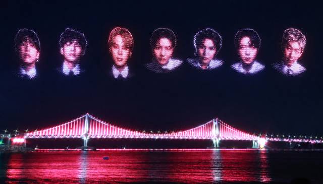 12일 밤 부산 수영구 광안리해수욕장에서 열린 BTS 부산공연 기념 특별 드론쇼에서 BTS멤버 7명의 얼굴이 밤하늘을 수놓고 있다. 연합뉴스