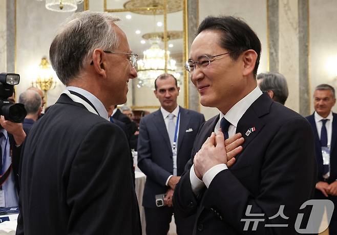 이재용 삼성전자 회장과 베네데토 비냐 페라리 CEO가 12일(현지시간) 이탈리아 로마 한 호텔에서 열린 비즈니스 라운드테이블에서 대화를 나누고 있다./사진=머니투데이미디어