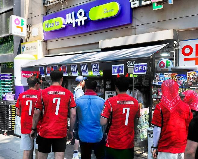 지난 12일 서울 광화문 광장 인근에 있는 편의점 CU에 사람들이 몰리고 있다. (사진=BGF리테일)