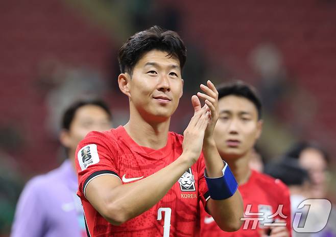 11일(현지시간) 멕시코 할리스코주 사포판 과달라하라 스타디움에서 열린 2026 북중미 월드컵 A조 조별리그 1차전 대한민국과 체코의 경기에서 주장 손흥민이 2-1 승리 후 관중들에게 인사하고 있다. 2026.6.12 ⓒ 뉴스1 박지혜 기자