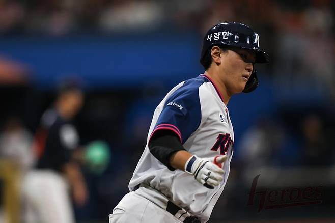 키움 김건희가 13일 서울 고척스카이돔에서 열린 2026 KBO리그 한화전에서 동점 홈런을 터뜨린 뒤 베이스를 돌고 있다. 사진 | 키움 히어로즈