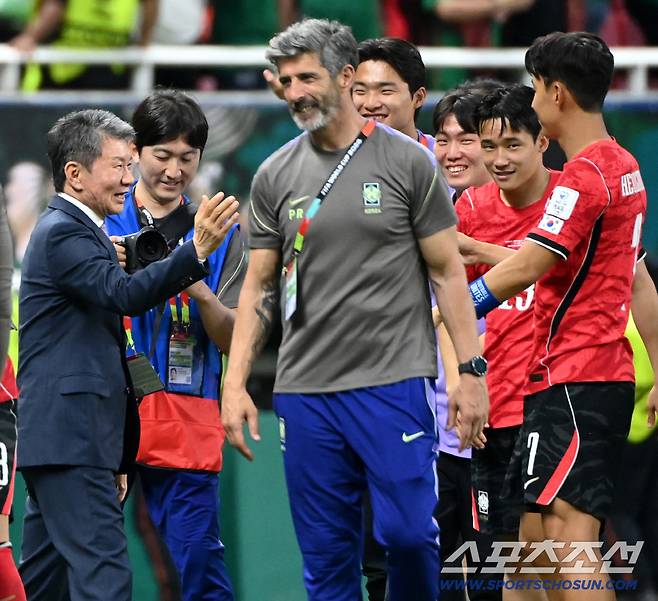 12일(한국시각) 멕시코 과달라하라 사포판의 에스타디오 과달라하라에서 열린 2026 북중미월드컵 대한민국과 체코의 경기. 대한민국이 2대1로 승리했다. 정몽규 대한축구협회장이 손흥민과 기쁨을 나누고 있다. 사포판(멕시코)=허상욱 기자wook@sportschosun.com/2026.06.12/