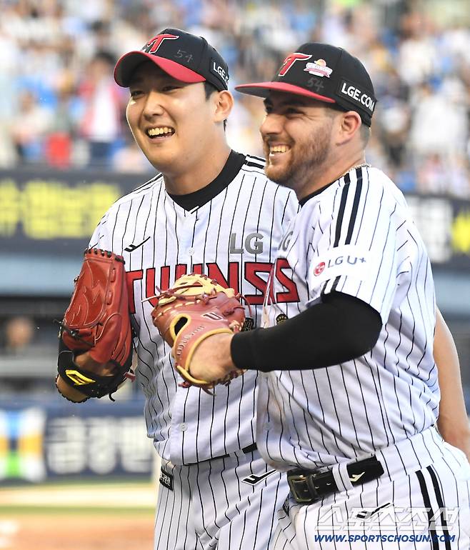 13일 잠실구장에서 열린 LG와 롯데의 경기. 8회초 1사 1, 3루 나승엽을 병살 처리하고 오스틴과 함께 기뻐하는 LG 손주영. 잠실=송정헌 기자songs@sportschosun.com/2026.06.13/