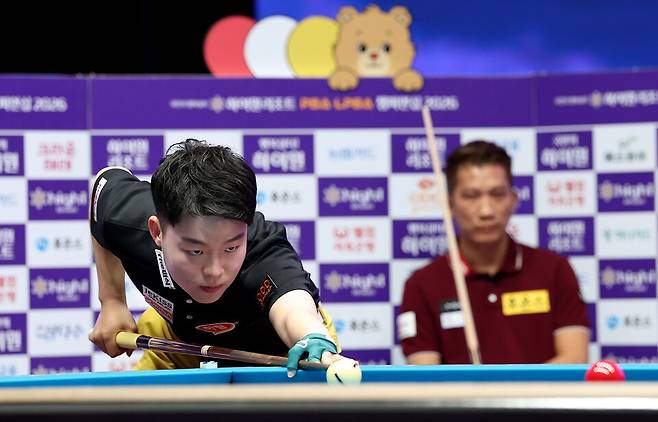 김영원이 하이원리조트 PBA 챔피언십 결승에서 응오딘나이를 꺾고 통산 네 번째 우승을 차지했다. 김영원의 플레이 모습이 진지하기만 하다. PBA 제공