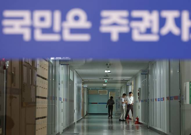 6·3 지방선거 투표용지 부족 사태를 수사 중인 검경 합동수사본부는 11일 중앙선거관리위원회, 지역 선거관리위원회 등에 대한 압수수색을 실시했다. 사진은 이날 오후 압수수색 중인 서울시선거관리위원회. /연합뉴스