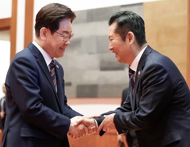 이재명 대통령과 정청래 더불어민주당 대표가 4월 7일 청와대에서 열린 여야정 민생경제협의체 회담 및 오찬에서 악수하고 있다. /뉴스1