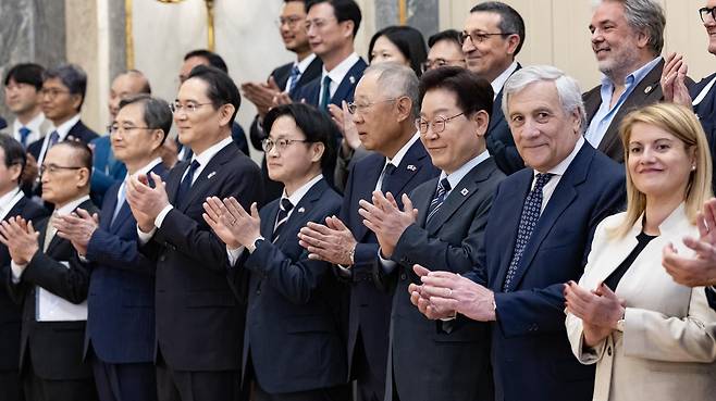 이재명 대통령이 12일(현지시간) 이탈리아 로마의 한 호텔에서 열린 비즈니스 라운드테이블에서 참석자들과 기념 촬영을 하고 있다. 2026.6.13 청와대사진기지단