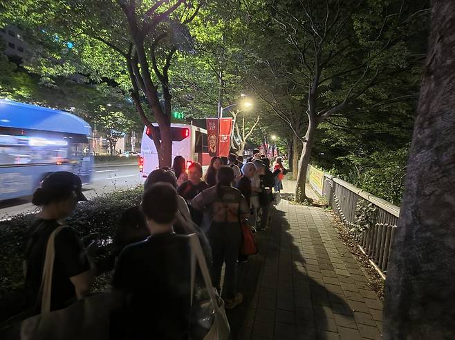 전용 승하차 구역 부재와 오락가락하는 교통 통제로 인해 예약한 버스를 찾지 못하고 우왕좌왕하는 외국인 관광객들. 2026.6.12/뉴스1