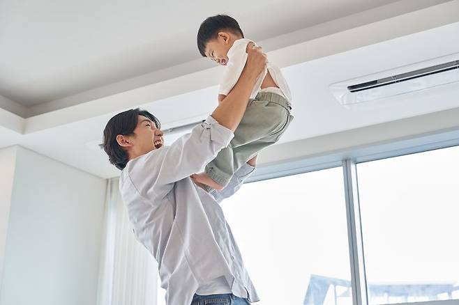 금쪽 같다. 모든 부모들에게 자식은 그런 존재다. '금수저'는 못해줘도 적당한 시점에 금전적 도움을 주고 싶다면, 증여제도를 미리 챙겨볼 일이다. 미성년 시절 2000만원부터 세금 없이 자녀의 자산을 키워줄 합법적 길이 열려있다. /게티이미지뱅크