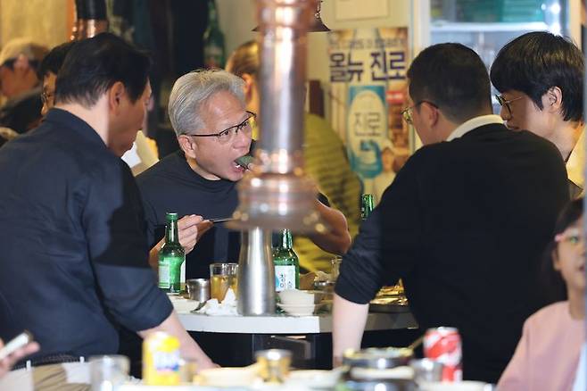 젠슨 황 엔비디아 최고경영자(CEO)가 지난 5일 오후 서울 마포구 홍익대 인근의 삼겹살 음식점 '형님저요'에서 최태원 SK그룹 회장과 구광모 LG그룹 회장, 이해진 네이버 의장과 회동을 하고 있다. 뉴스1