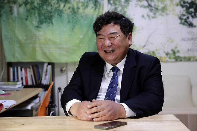 우석균 인도주의실천의사협의회 공동대표가 2021년 10월15일 저녁 서울 성동구 성수동 성수의원에서 한겨레와 직격인터뷰를 하고 있다. 김명진 기자 litleprince@hani.co.kr
