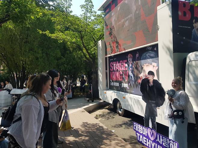 13일 오후 방탄소년단(BTS)의 월드투어 아리랑 IN 부산 둘째 날 공연이 열리는 부산 아시아드 주경기장 주변에서 외국인 관광객들이 기념 촬영을 하고 있다. 부산=권경훈 기자