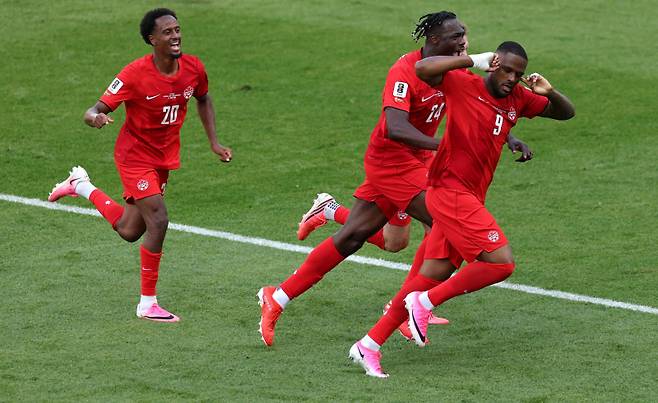 <yonhap photo-2672=""> TORONTO, ONTARIO - JUNE 12: Cyle Larin #9 of Canada celebrates with Promise David #24 after scoring the team's first goal during the FIFA World Cup 2026 Group B match between Canada and Bosnia and Herzegovina at Toronto Stadium on June 12, 2026 in Toronto, Ontario. Michael Steele/Getty Images/AFP (Photo by MICHAEL STEELE / GETTY IMAGES NORTH AMERICA / Getty Images via AFP)/2026-06-13 09:06:03/ <저작권자 ⓒ 1980~2026 ㈜연합뉴스. 무단 전재 재배포 금지, AI 학습 및 활용 금지></yonhap>