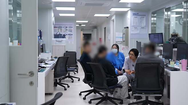 보호자와 상의하는 하은진 서울대병원 교수(화면제공: 서울대병원)