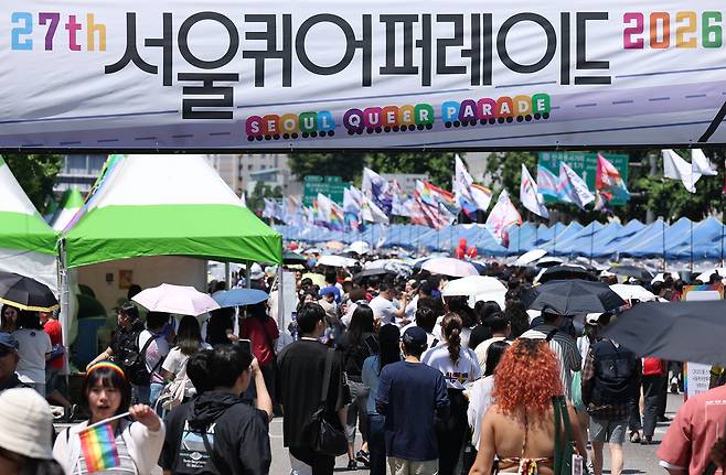 제27회 서울퀴어퍼레이드가 13일 서울 중구 을지로입구역 인근에서 열리고 있다. 연합뉴스