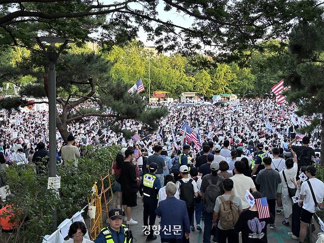 서울 송파구 올림픽공원에서 이어지고 있는 ‘개표소 봉쇄 시위’에 13일 수천명의 참가자가 모여있다. 임주영 기자