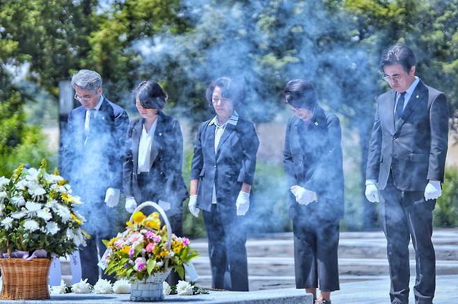노무현 전 대통령 묘역 참배하는 추미애(가운데) 당선인 / 사진=추미애 당선인 측 제공