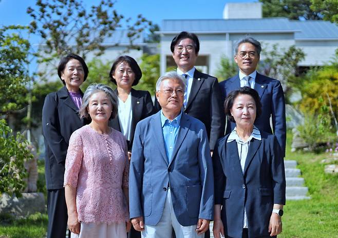 문재인 전 대통령 부부 예방한 추미애(앞줄 오른쪽) 당선인 / 사진=추미애 당선인 측 제공
