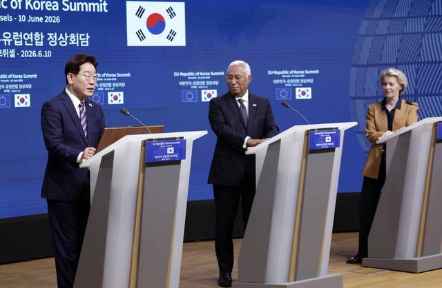 이재명 대통령이 10일(현지시간) 벨기에 브뤼셀 EU이사회 본부에서 열린 안토니우 코스타 EU 정상회의 상임의장, 우르즐라 폰데어라이엔 EU 집행위원장과의 공동언론발표에서 발언하고 있다.  연합뉴스