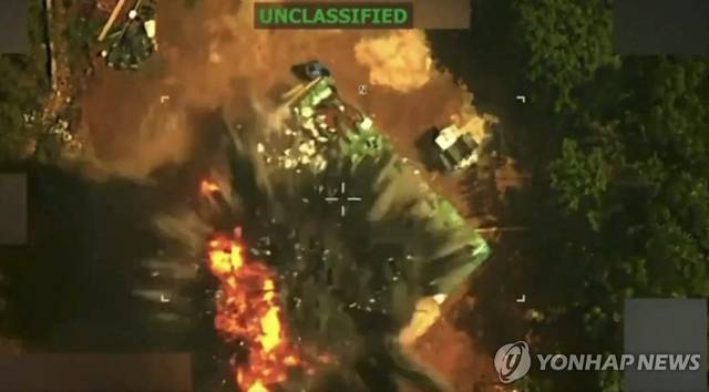 도널드 트럼프 미국 대통령이 12일 공개한 베네수엘라 범죄조직 트렌 데 아과라 두목 니노 게레로에 대한 미군의 타격 항공사진./AFP 연합뉴스