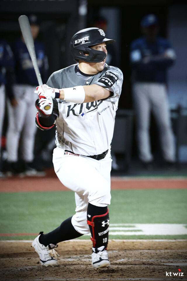 김현수가 6월 12일 수원 NC 다이노스전 끝내기 안타를 치고 있다./KT 위즈 제공