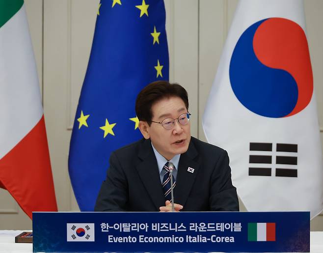이재명 대통령이 12일(현지시간) 이탈리아 로마의 한 호텔에서 열린 비즈니스 라운드테이블에서 발언하고 있다. [연합]