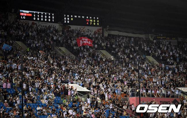 [OSEN=잠실, 조은정 기자]12일 서울 잠실야구장에서 2026 신한 SOL KBO리그 LG 트윈스와 SSG 랜더스의 경기가 열렸다.4연승을 노리는 LG는 톨허스트, 꼴찌 추락 위기에 놓인 롯데는 로드리게스를 선발로 내세웠다.9회 롯데 원정 관중들이 뜨거운 응원을 보내고 있다. 2026.06.12 /cej@osen.co.kr[