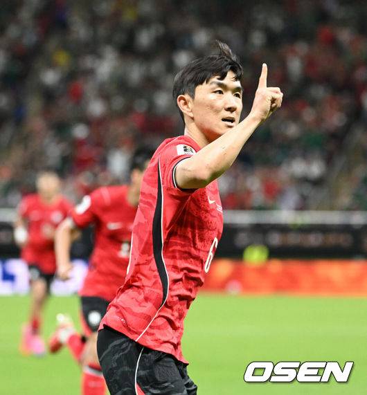 [OSEN=과달라하라(멕시코), 이대선 기자] 12일 (한국시간) 멕시코 에스타디오 과달라하라에서 2026 국제축구연맹(FIFA) 북중미 월드컵 A조 조별리그 1차전 대한민국과 체코의 경기가 열렸다.대표팀은 체코전을 시작으로 19일 개최국 멕시코와 같은 장소에서 격돌한 뒤, 25일 몬테레이 BBVA 스타디움에서 남아프리카공화국과 최종전을 치른다.후반 황인범이 동점골을 넣고 기뻐하고 있다.2026.06.12 /sunday@osen.co.kr