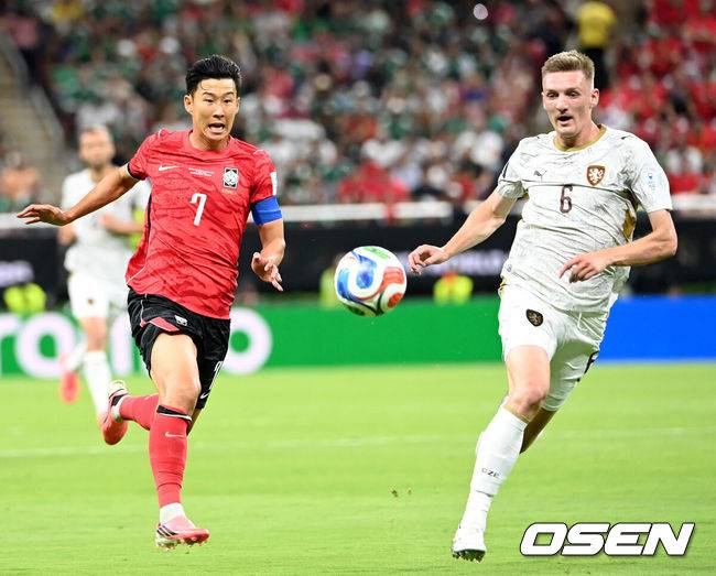 [OSEN=과달라하라(멕시코), 이대선 기자] 12일 (한국시간) 멕시코 에스타디오 과달라하라에서 2026 국제축구연맹(FIFA) 북중미 월드컵 A조 조별리그 1차전 대한민국과 체코의 경기가 열렸다.대표팀은 체코전을 시작으로 19일 개최국 멕시코와 같은 장소에서 격돌한 뒤, 25일 몬테레이 BBVA 스타디움에서 남아프리카공화국과 최종전을 치른다.손흥민이 공을 바라보고 있다.2026.06.12 /sunday@osen.co.kr