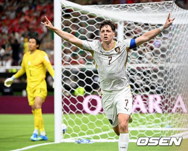 [OSEN=과달라하라(멕시코), 이대선 기자] 12일 (한국시간) 멕시코 에스타디오 과달라하라에서 2026 국제축구연맹(FIFA) 북중미 월드컵 A조 조별리그 1차전 대한민국과 체코의 경기가 열렸다.대표팀은 체코전을 시작으로 19일 개최국 멕시코와 같은 장소에서 격돌한 뒤, 25일 몬테레이 BBVA 스타디움에서 남아프리카공화국과 최종전을 치른다.후반 크레이치가 선제골을 넣고 기뻐하고 있다.2026.06.12 /sunday@osen.co.kr
