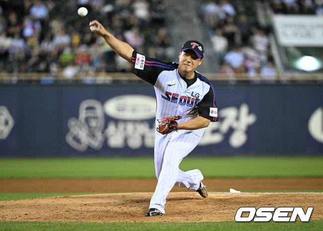 [OSEN=잠실, 조은정 기자]12일 서울 잠실야구장에서 2026 신한 SOL KBO리그 LG 트윈스와 SSG 랜더스의 경기가 열렸다.4연승을 노리는 LG는 톨허스트, 꼴찌 추락 위기에 놓인 롯데는 로드리게스를 선발로 내세웠다.8회초 LG 김대현이 역투하고 있다. 2026.06.12 /cej@osen.co.kr