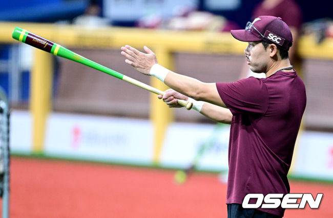 [OSEN=고척, 최규한 기자] 30일 서울 고척스카이돔에서 ‘2026 신한 SOL Bank KBO리그’ 키움 히어로즈와 KT 위즈의 경기가 열린다.홈팀 키움은 박정훈, 방문팀 KT는 문용익을 선발로 내세운다.경기를 앞두고 키움 이용규 타격코치가 선수들의 훈련을 지도하고 있다. 2026.05.30 / dreamer@osen.co.kr