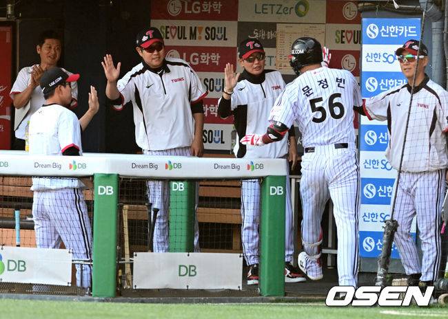 [OSEN=지형준 기자] 13일 서울 잠실야구장에서 2026 신한 SOL KBO리그 LG 트윈스와 롯데 자이언츠의 경기가 열렸다.이날 LG는 김진수, 롯데는 이민석을 선발로 내세웠다.2회말 무사에서 LG 문정빈이 좌월 솔로포를 날리며 염경엽 감독을 비롯한 코칭스태프와 기뻐하고 있다. 2026.06.13&nbsp;/ jpnews@osen.co.kr