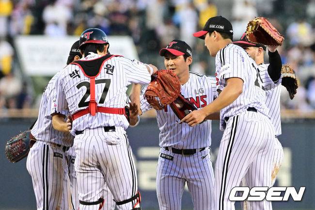 [OSEN=지형준 기자] 프로야구&nbsp;LG 트윈스가 롯데 자이언츠를 꺾고 가장 먼저 40승 고지에 올랐다.&nbsp;LG는 12일 서울 잠실구장에서 열린 2026 KBO리그 롯데와 경기에서 5-3으로 승리했다.&nbsp;1위 LG는 이날 승리로 40승 24패가 됐다.&nbsp;경기를 마치고 LG 선수들이 승리 하이파이브를 하고 있다. 2026.06.13&nbsp;/ jpnews@osen.co.kr